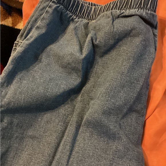 Ladies jeans, never worn. - Picture 3 of 12